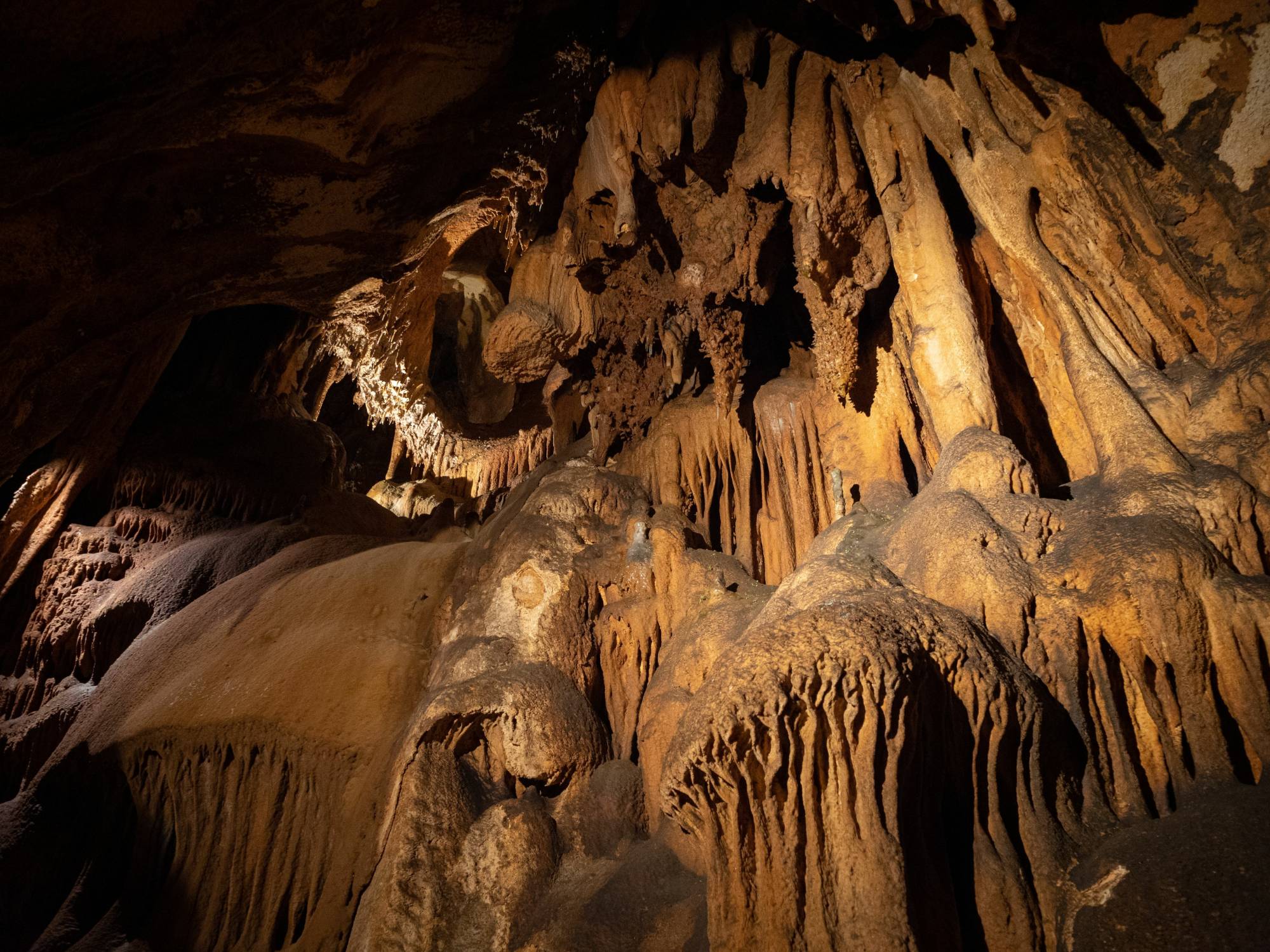 Concrétions et gours dans la grotte des Merveilles à Rocamadour