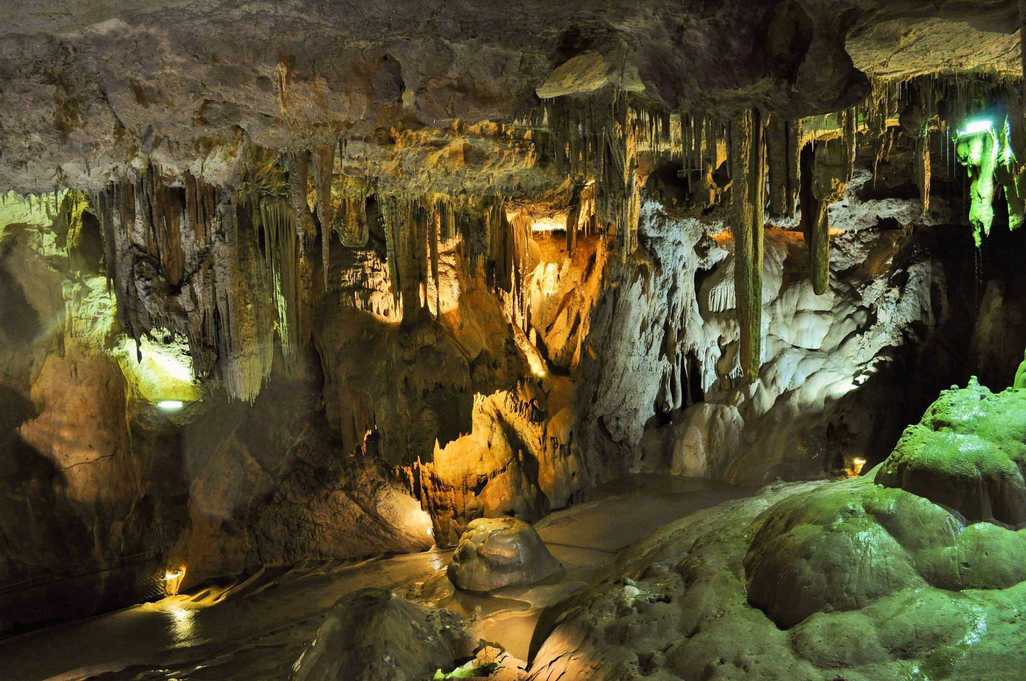 Galerie éclairée de la grotte des Merveilles à Rocamadour